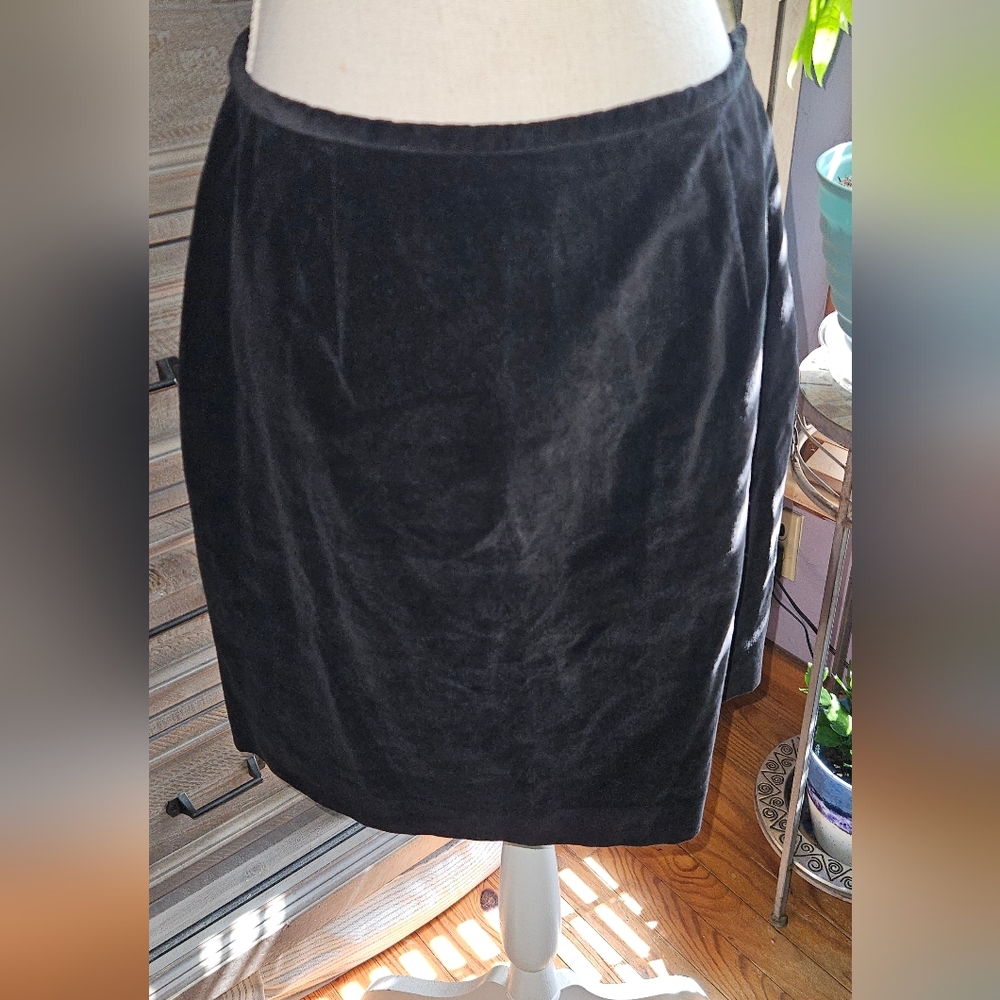 J.Jill Classic Black Velvet Women’s Skirt Sz Med With Elastic Waist & Side Zip